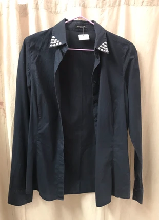 Black Shirt w/silver studded collar , marque: Massimo Dutti, état: Très bon état, taille: S / 36 / 8, 10,00 €, 11,20 € Protection acheteurs incluse