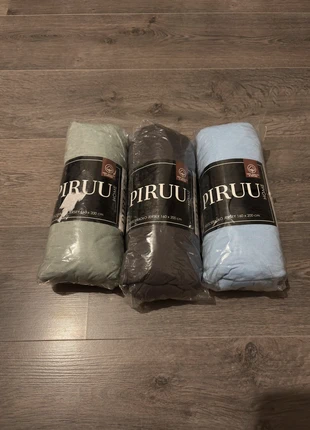 drap housse 160/200, merk: Piruu, staat: Nieuw, maat: 160-170 x 190-200 cm, € 12,00, € 13,30 inclusief Kopersbescherming