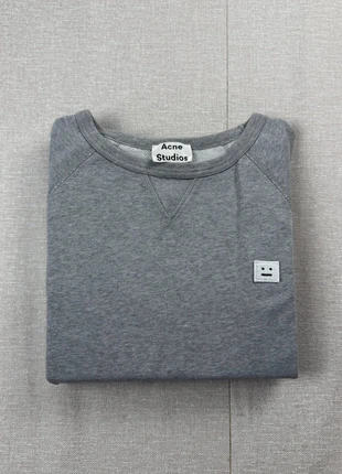 Pull col rond Acne Studios gris logo brodé blanc | Taille S, marke: Acne Studios, zustand: Sehr gut, größe: S, 60,00 €, 63,70 € beinhaltet Vinted-Käuferschutz Pro