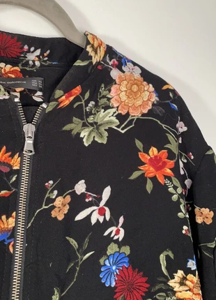 Sublime veste Bombers noir/motifs fleuris Zara XS, merk: Zara, staat: Heel goed, maat: XS / 34 / 6, € 25,00, € 26,95 inclusief Kopersbescherming