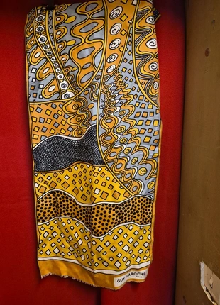 Écharpe en soie Guy Laroche – Modèle géométrique – Années 80–90 – Made in France, marque: Guy Laroche, état: Très bon état, 60,00 €, 63,70 € Protection acheteurs (Pro) incluse