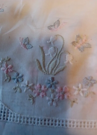 Batista di cotone ricamata alta 22 cent e lunga oltre 10 metri ..10 euro pezzo interoroi metri, marque: Nessun Brand, état: Neuf sans étiquette, taille: Double (120-140 x 190-200 cm), 10,00 €, 11,20 € Protection acheteurs incluse