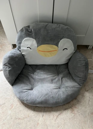 Stoel knuffel kussen, merk: Miniso, staat: Heel goed, € 15,00, € 16,45 inclusief Kopersbescherming