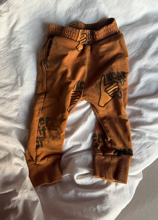 One day parade broekje, marque: ONE DAY PARADE, état: Très bon état, taille: 12-18 mois / 80 cm, 5,00 €, 5,95 € Protection acheteurs incluse