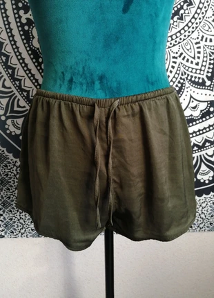 Short fluide kaki effet satin avec lien à nouer / undiz / (M), marke: Undiz, zustand: Sehr gut, größe: M / 38 / 10, 6,00 €, 7,00 € inklusive Vinted-Käuferschutz