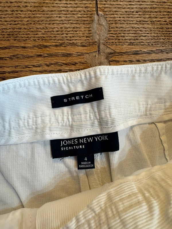 white Jones new york signature pants sz 4 stretch 4