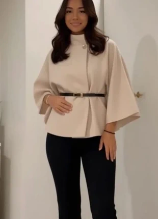 Cape beige ceinturée chic, manches larges, Taille M, merk: Vintage Dressing, staat: Heel goed, maat: M / 38 / 10, € 59,00, € 62,65 inclusief Kopersbescherming