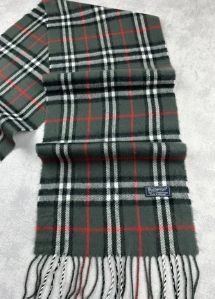 Écharpe Burberry grise foncé à rayures blanches, noires et rouge old money, marque: Burberry, état: Très bon état, 32,90 €, 35,25 € Protection acheteurs (Pro) incluse