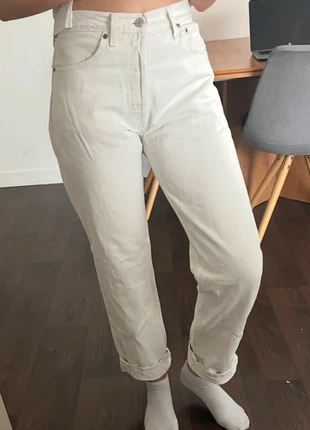 Jean mom blanc Levi’s taille haute femme taille M, marque: Levi's, état: Très bon état, taille: M / 38 / 10, 30,00 €, 32,20 € Protection acheteurs incluse