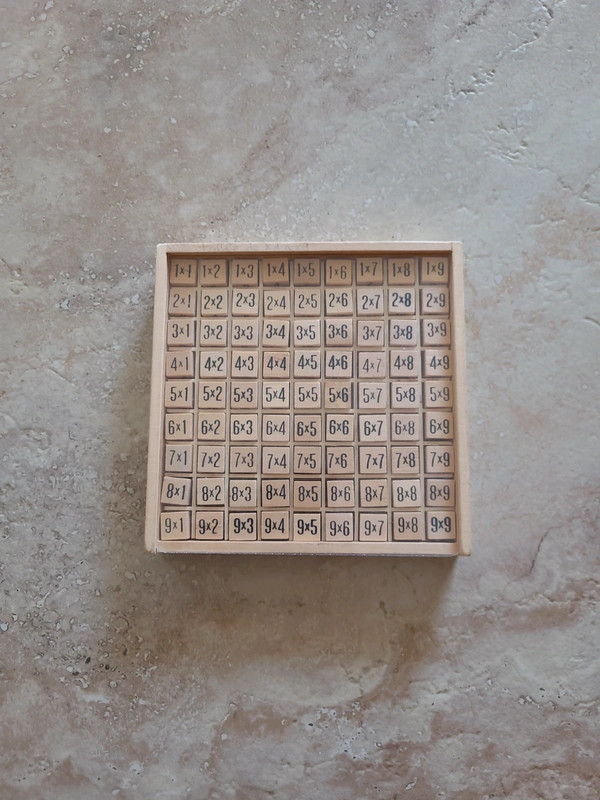 Jeu en bois pour apprendre les tables de multiplication  1