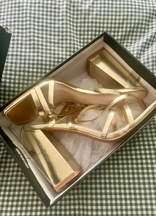 Sandales à talons doré T40 prettylittlething, marca: PrettyLittleThing, estado: Nuevo con etiquetas, tamaño: 40, 12,00 €, 13,30 € Protección al comprador incluida