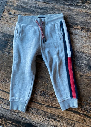 Training tommy, merk: Tommy Hilfiger, staat: Goed, maat: 18-24 maanden / 86 cm, € 3,00, € 3,85 inclusief Kopersbescherming