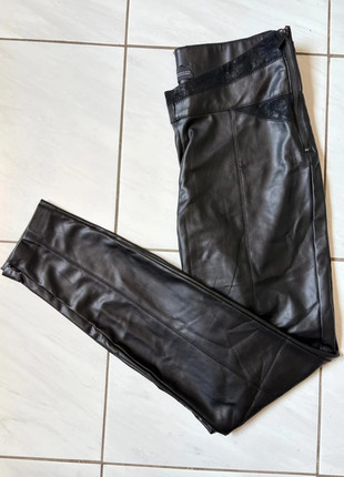 Pantalon femme noir Zara simili cuir en très bon état taille 38 M, marke: Zara, zustand: Sehr gut, größe: M / 38 / 10, 12,00 €, 13,30 € inklusive Vinted-Käuferschutz