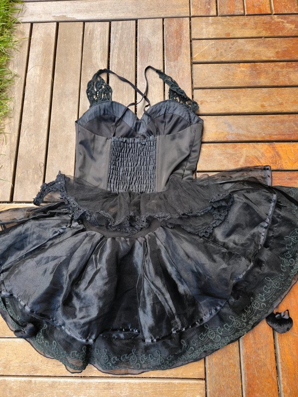 Magnifique ensemble gothique stylé avec bustier et jupon noir en satin. 2