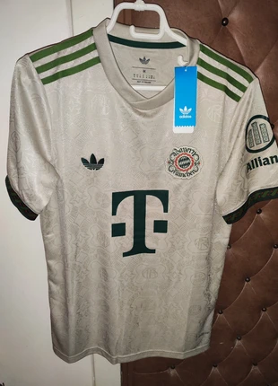 Superbe maillot Adidas du Bayern Munich neuf taille M, brand: adidas, condition: New with tags, size: M, €24.90, €26.85 includes Buyer Protection