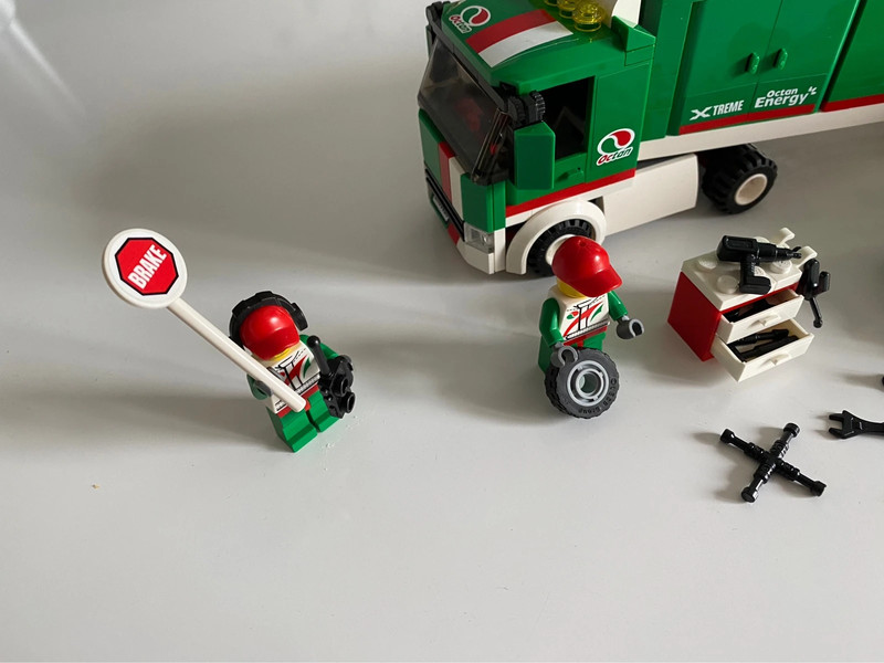 LEGO City - 60025 - Jeu de Construction - Le Camion du Grand Prix :  : Jeux et Jouets