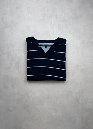 Pull Tommy Hilfiger – Pull rayé col V bleu marine et blanc – Taille L I SKU : 000380, brand: Tommy Hilfiger, condizioni: Ottime, taglia: L, €16.00, €17.50 include la Protezione acquisti