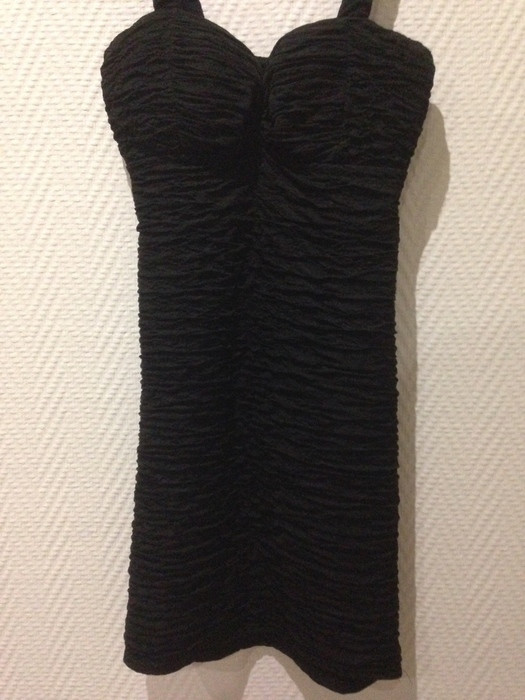 Jolie robe noire moulante 3