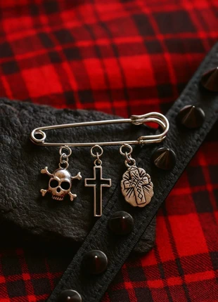 broche épingle rock neuve avec breloques métal, brand: gothic, condition: New with tags, €10.00, €11.20 includes Buyer Protection