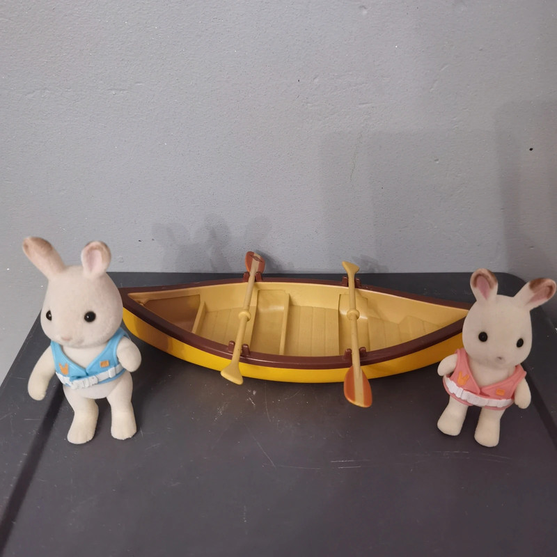 deux lapins avec barque sylvanian 1