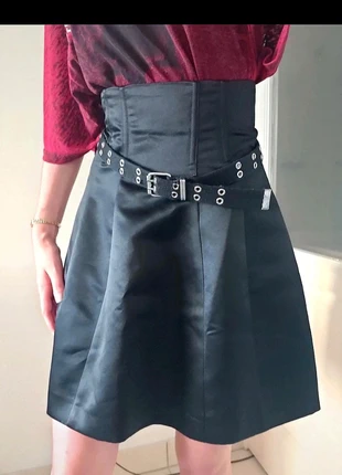 Jupe trapèze satin noir, taille style corset, marque: H&M, état: Très bon état, taille: XS / 34 / 6, 10,00 €, 11,20 € Protection acheteurs incluse