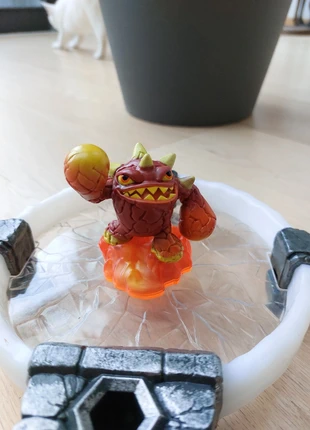 Figurine skylanders Eruptor Lightcore, marque: Skylanders, état: Très bon état, 2,00 €, 2,80 € Protection acheteurs incluse
