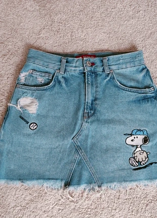 Mini jupe en jean Snoopy peanuts pull and bear, marque: Pull & Bear, état: Très bon état, taille: XS / 34 / 6, 15,00 €, 16,45 € Protection acheteurs incluse