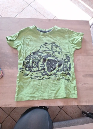 T-shirt vert imprimé – Chirakawa – 4 ans, merk: Chirakawa, staat: Heel goed, maat: 4 jaar / 104 cm, € 1,20, € 1,96 inclusief Kopersbescherming