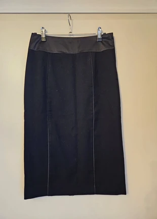 Elegant Black Pencil Skirt – Classic & Chic, merk: Zara, staat: Heel goed, maat: S / 36 / 8, € 7,00, € 8,05 inclusief Kopersbescherming
