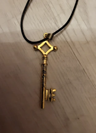 Collier et pendentif l'attaque des titans clef eren, marque: One, état: Neuf sans étiquette, 8,50 €, 9,63 € Protection acheteurs incluse