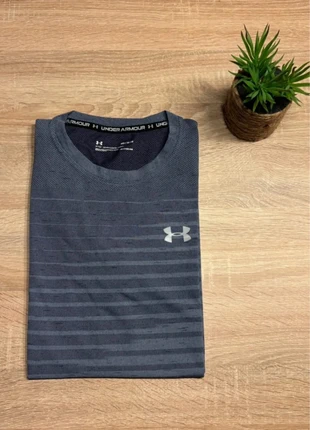 T-shirt Under Armour gris à rayures – Taille M - 0054, marke: Under Armour, zustand: Sehr gut, größe: M, 17,50 €, 19,08 € inklusive Vinted-Käuferschutz