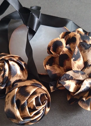 Ras de cou fleur léopard avec ses boucles d'oreilles, marke: showroom by adeline, zustand: Neu, mit Etikett, 12,00 €, 13,30 € inklusive Vinted-Käuferschutz