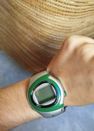 Reloj digital retro Y2K verde y negro / estilo deportivo vintage, marque: Vintage Dressing, état: Très bon état, taille: Taille unique, 5,00 €, 5,95 € Protection acheteurs incluse