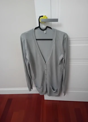 #Benetton - Cardigan scollo a V light grey in cashemere, con taschine e bottoni in madreperla, marque: Benetton, état: Très bon état, taille: M / 38 / 10, 16,00 €, 17,50 € Protection acheteurs incluse