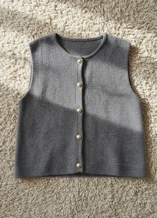 Gilet sans manches gris uni à boutons nacrés – style minimaliste chic, marca: Noir & Perle, estado: Muy bueno, tamaño: S / 36 / 8, 29,99 €, 32,19 € Protección al comprador incluida