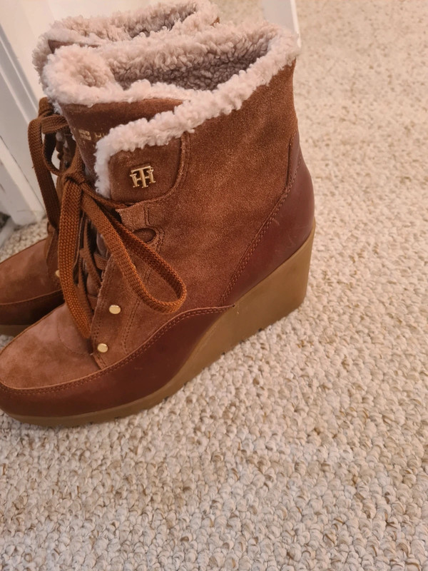 Tommy Hilfiger Suede Brown Faux Fur lined lace up Wedge boots Size 40 7