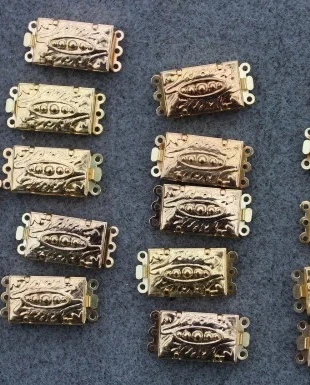 Lot de 10 fermoirs en métal doré 22x11 mm de 3 rangs, marque: NO LABEL, état: Très bon état, 6,00 €, 7,00 € Protection acheteurs (Pro) incluse