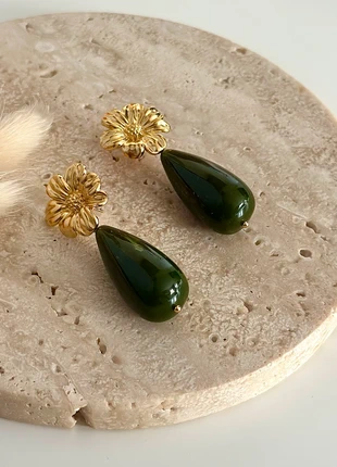 Boucles d’oreilles dorées acier inoxydable forme fleur et perles vertes pendantes, brand: Boutique Parisienne, condition: Very good, €24.00, €25.90 includes Buyer Protection Pro