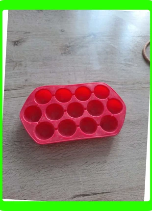 Bac à glaçons rouge en plastique, état: Très bon état, 1,00 €, 1,75 € Protection acheteurs (Pro) incluse