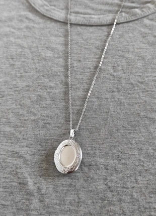 Collier argenté avec médaillon ovale fleuri Photo Locket, chaîne et médaillon en acier inoxydable, condition: Very good, €12.00, €13.30 includes Buyer Protection