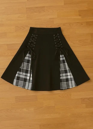 Jupe noire gothique avec laçage et carreaux blancs, marke: goth, zustand: Sehr gut, größe: S / 36 / 8, 49,00 €, 52,15 € inklusive Vinted-Käuferschutz