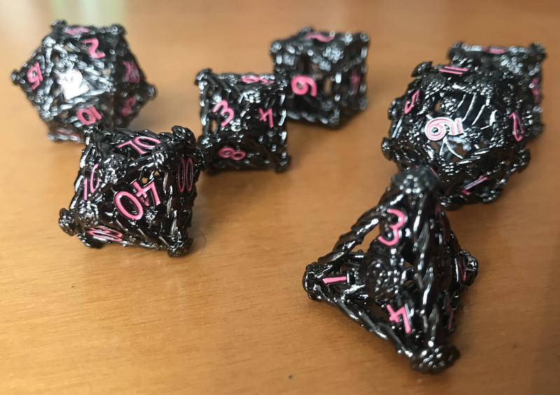 Set di 7 Dadi Metallici Nero e Rosa +sacchetto / 7 Dice Set Metallic Black & Pink +bag - Kickstarter 4