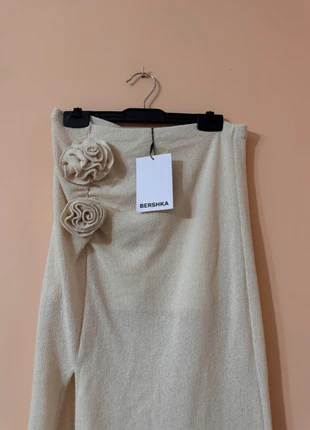 Falda beis abertura lateral y flores nueva Bershka, marque: Bershka, état: Neuf avec étiquette, taille: S / 36 / 8, 18,00 €, 19,60 € Protection acheteurs incluse