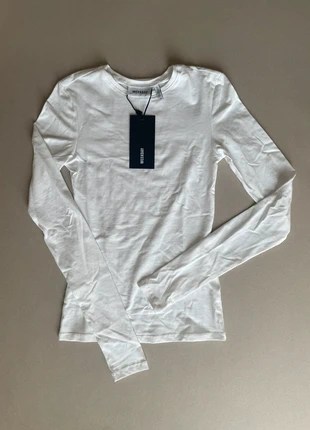 weißes Longsleeve, marke: Weekday, zustand: Neu, mit Etikett, größe: XS / 34 / 6, 18,00 €, 19,60 € inklusive Vinted-Käuferschutz