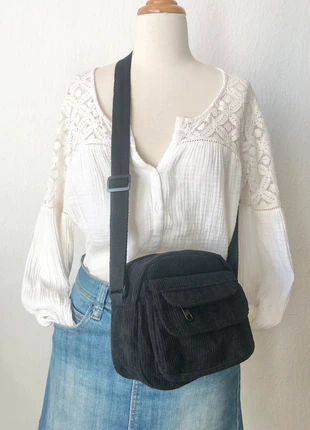 Ravissant petit sac bandoulière en velours côtelé noir, état: Très bon état, 16,90 €, 18,45 € Protection acheteurs (Pro) incluse