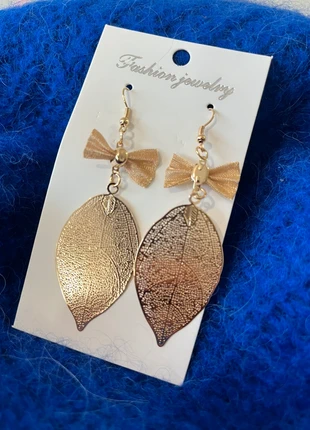 Boucles d’oreilles feuille ajourée avec nœud – doré – idéal cadeau – neuf avec étiquette, brand: Tendance, condizioni: Nuovo con cartellino, €5.00, €5.95 include la Protezione acquisti Pro
