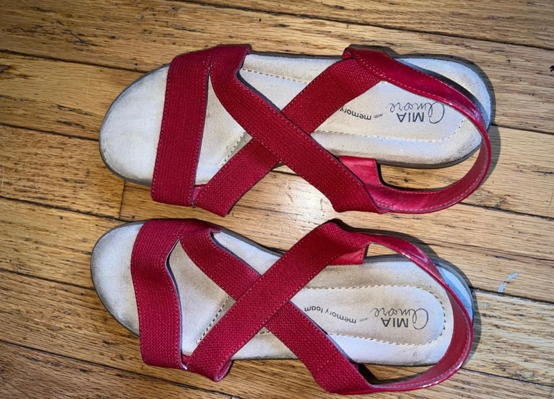 Mia Amore red memory foam scrappy sandals size 9 1