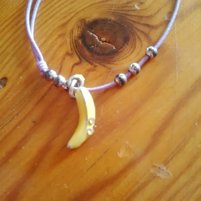 Bracelet fin avec pendentif banane et peace and love 2