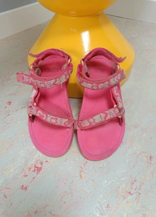 TEVA 33-34 roze pink girly zomer, merk: Teva, staat: Heel goed, maat: 33, € 5,00, € 5,95 inclusief Kopersbescherming