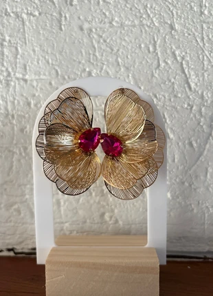 Boucles d oreilles fantaisie demi fleurs métal doré avec pierre fuschia jamais portées, marke: Boutique Parisienne, zustand: Neu, 6,00 €, 7,00 € inklusive Vinted-Käuferschutz